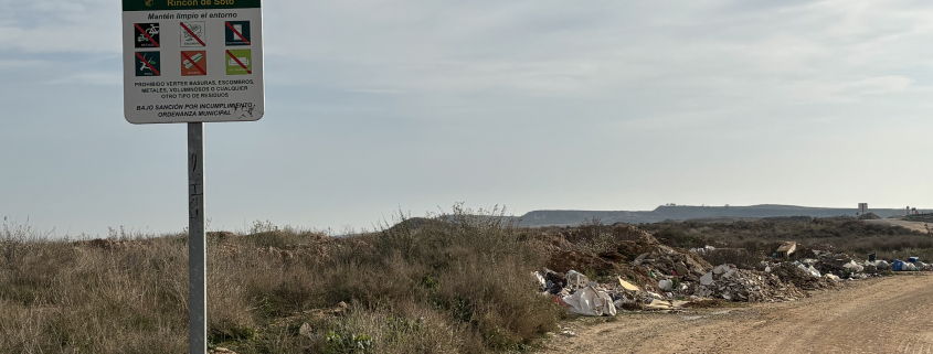 Cartel del Ayuntamiento en el vertedero ilegal