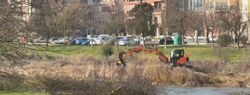 Excavadora arrasando la ribera del río Najerilla